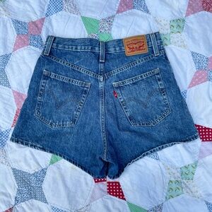 Levi’s blue denim high waisted mom shorts size 28